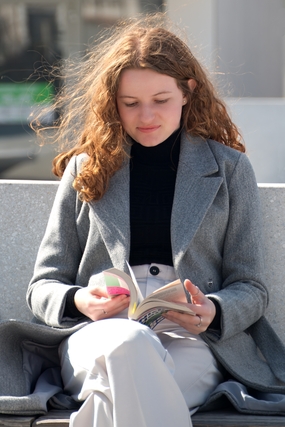 坐在椅子上认真看小说的美女图片